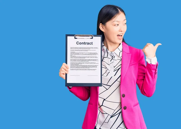 Jeune Belle Femme Chinoise Tenant Presse Papiers Avec Document Contractuel — Photo