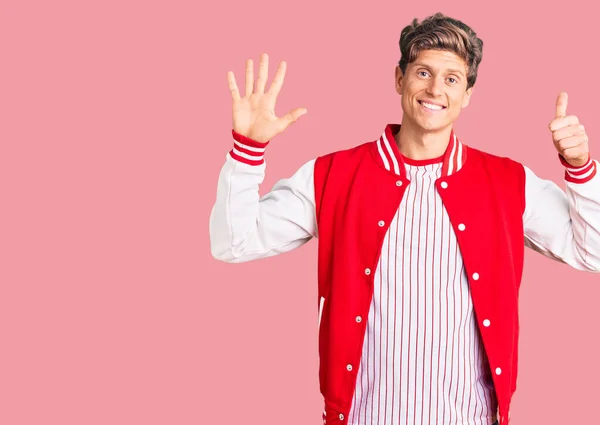 Jovem Homem Bonito Vestindo Uniforme Beisebol Mostrando Apontando Para Cima — Fotografia de Stock