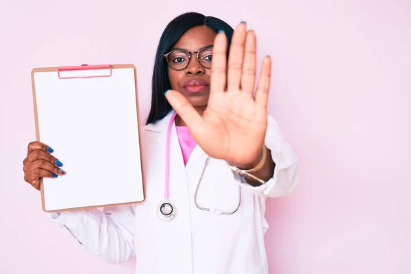 Young African American Woman Wearing Doctor Stethoscope Holding Clipboard Open — Stock Photo, Image