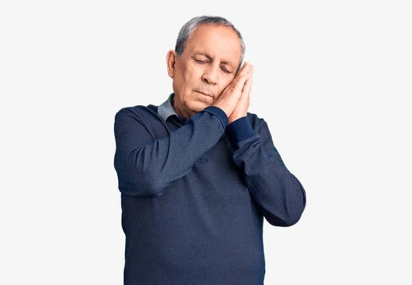 Senior Pohledný Muž Nosí Ležérní Pólo Spí Unavený Snění Pózování — Stock fotografie