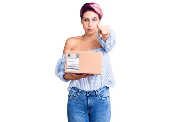 Jovem Mulher Bonita Com Cabelo Rosa Segurando Pacote Entrega Apontando — Fotografia de Stock