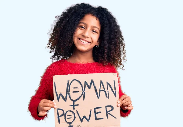 Afrykańskie Amerykańskie Dziecko Kręconymi Włosami Trzymając Kobietę Power Banner Patrząc — Zdjęcie stockowe