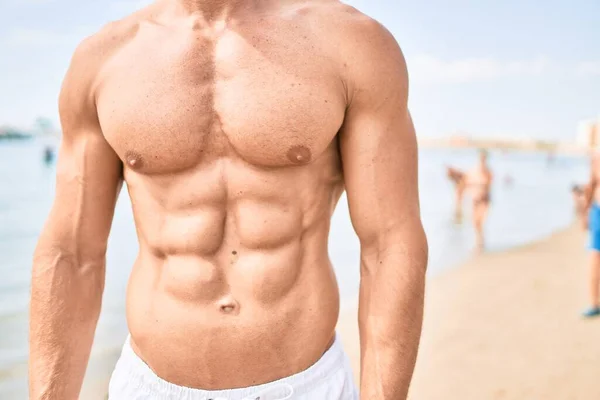 Stilig Fitness Kaukasiska Mannen Stranden Solig Dag Som Visar Muskulös — Stockfoto