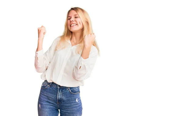 Młoda Piękna Blondynka Ubrana Luźną Koszulę Bardzo Szczęśliwa Podekscytowana Wykonując — Zdjęcie stockowe