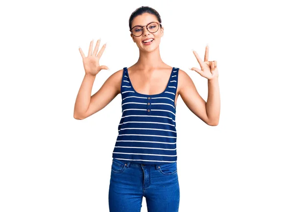 Jovem Mulher Bonita Vestindo Roupas Casuais Óculos Mostrando Apontando Para — Fotografia de Stock