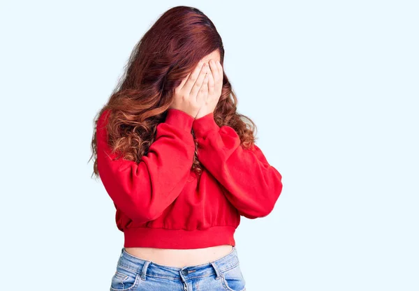 泣きながら手で顔を覆う悲しい表情のカジュアルな冬のセーターを着た若い美しい女性 うつ病の概念 — ストック写真