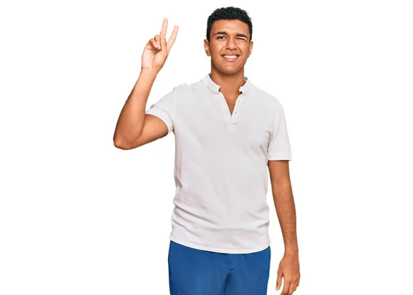 Homem Árabe Jovem Vestindo Roupas Casuais Sorrindo Com Rosto Feliz — Fotografia de Stock