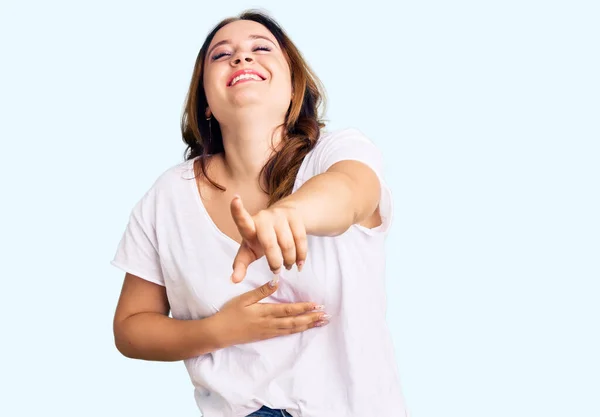 Junge Schöne Kaukasische Frau Lässigem Weißem Shirt Die Dich Anlacht — Stockfoto