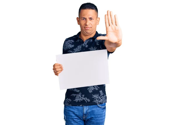 Homem Latino Bonito Jovem Segurando Banner Papelão Com Espaço Branco — Fotografia de Stock