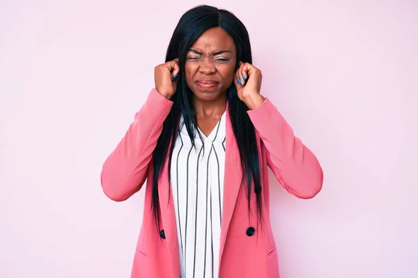 Ung Afrikansk Amerikansk Kvinna Bär Affärskläder Täcker Öronen Med Fingrar — Stockfoto