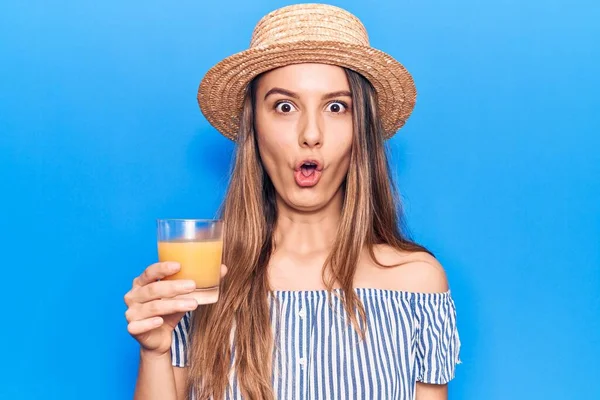 Junge Schöne Mädchen Mit Sommermütze Trinken Glas Orangensaft Verängstigt Und — Stockfoto
