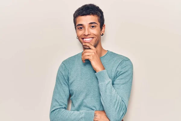 Jovem Americano Africano Vestindo Roupas Casuais Sorrindo Olhando Confiante Para — Fotografia de Stock
