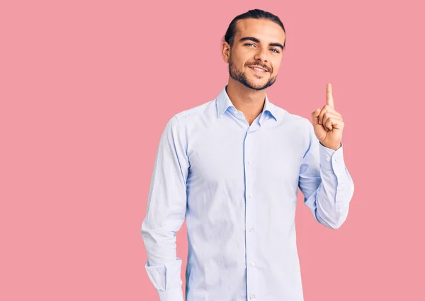 Homem Bonito Jovem Vestindo Roupas Negócios Apontando Dedo Para Cima — Fotografia de Stock