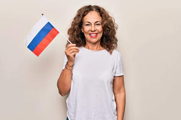 Mujer Turista Hermosa Mediana Edad Sosteniendo Bandera Rusa Sobre Fondo — Foto de Stock