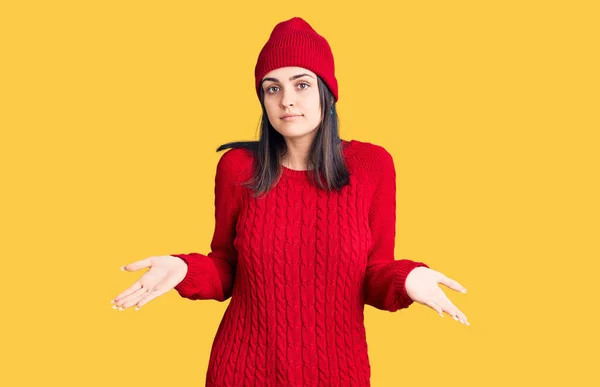 Junge Schöne Mädchen Pullover Und Wollmütze Ahnungslos Und Verwirrt Ausdruck — Stockfoto