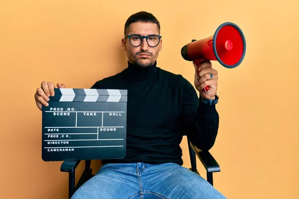 Bonito Homem Com Tatuagens Segurando Vídeo Filme Clapboard Megafone Cético — Fotografia de Stock