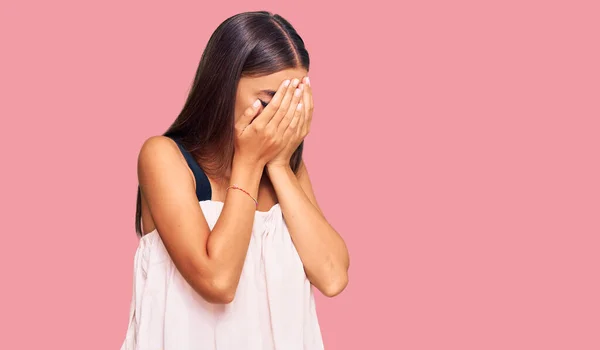 泣きながら手で顔を覆う悲しい表情のカジュアルな服を着た若いヒスパニック系の女性 うつ病の概念 — ストック写真