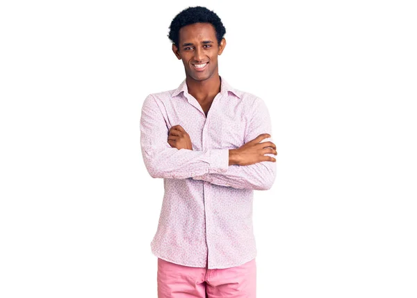 身穿休闲粉色衬衫的非洲帅哥高兴地面带微笑 交叉着双臂看着相机 积极的人 — 图库照片