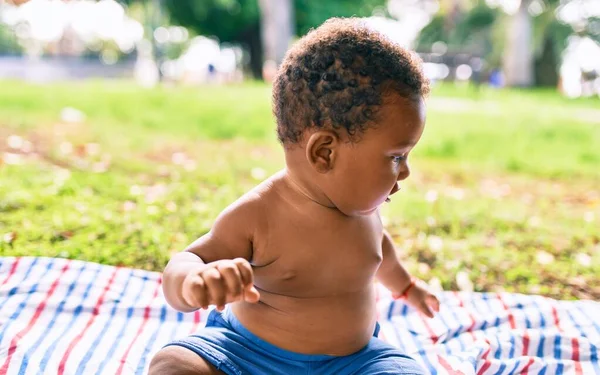 Adorable Niño Afroamericano Sentado Césped Parque —  Fotos de Stock