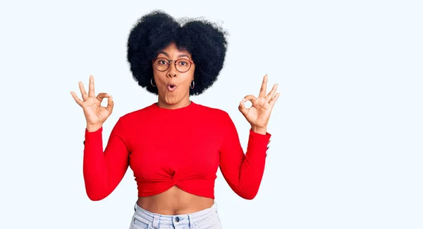 Fiatal Afro Amerikai Lány Visel Alkalmi Ruhák Szemüveg Néz Meglepett — Stock Fotó
