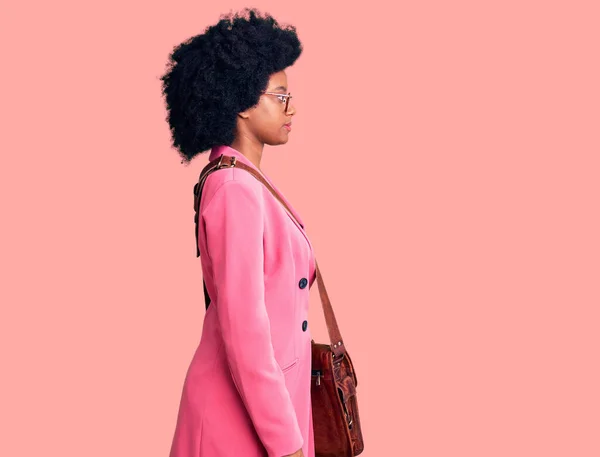 Kıyafetleri Deri Çanta Giyen Genç Afro Amerikalı Kadın Rahat Bir — Stok fotoğraf