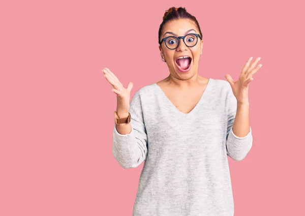 Jonge Latijnse Vrouw Draagt Casual Kleding Vieren Gek Verbaasd Voor — Stockfoto