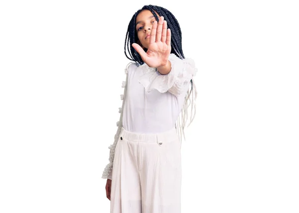 Linda Chica Afroamericana Vistiendo Camiseta Blanca Casual Haciendo Dejar Cantar —  Fotos de Stock