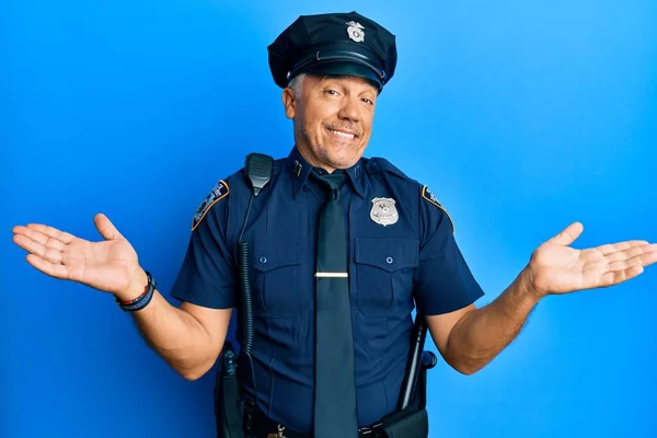 Hermoso Hombre Maduro Mediana Edad Vistiendo Uniforme Policía Sonriendo Mostrando —  Fotos de Stock