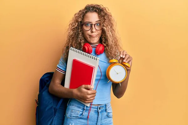 Beautiful Caucasian Teenager Girl Wearing Student Backpack Holding Alarm Clock — Stock Photo, Image