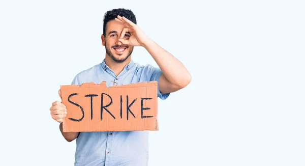 Young Hispanic Man Holding Strike Banner Cardboard Smiling Happy Doing — Stock Photo, Image