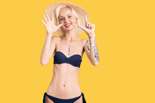 Молодая Блондинка Татуировкой Бикини Летней Шляпе Показывает Показывает Пальцами Номер — стоковое фото