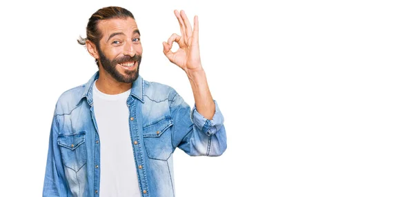 Homem Atraente Com Cabelos Longos Barba Vestindo Jaqueta Ganga Casual — Fotografia de Stock