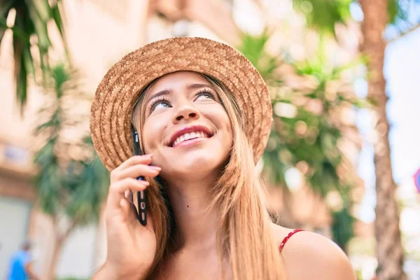 Νεαρό Καυκάσιο Τουριστικό Κορίτσι Χαμογελώντας Χαρούμενος Μιλώντας Smartphone Στην Πόλη — Φωτογραφία Αρχείου