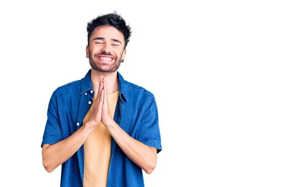 Молодий Іспаномовний Чоловік Повсякденному Одязі Молиться Разом Просячи Прощення Посміхаючись — стокове фото