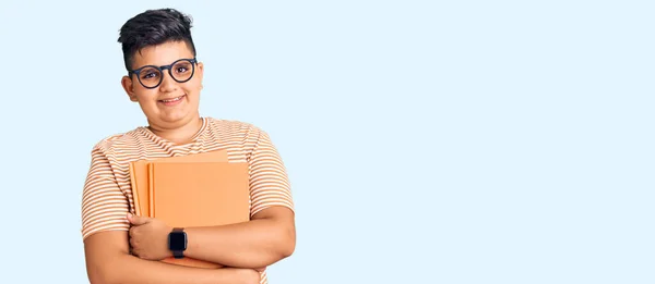 Niño Pequeño Sosteniendo Libro Con Gafas Con Una Sonrisa Feliz — Foto de Stock