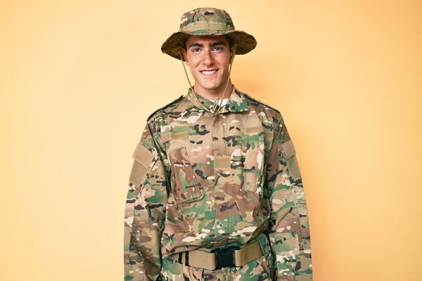 Jovem Homem Bonito Vestindo Uniforme Exército Camuflagem Com Sorriso Feliz — Fotografia de Stock