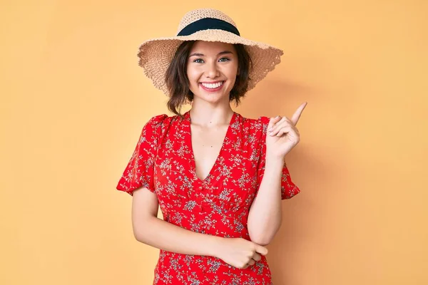 Νεαρό Όμορφο Κορίτσι Φοράει Καλοκαιρινό Καπέλο Χαμογελώντας Χαρούμενος Δείχνοντας Χέρι — Φωτογραφία Αρχείου