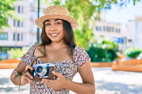 Mladá Latinská Žena Dovolené Pomocí Vintage Kamera Chůze Ulici Města — Stock fotografie