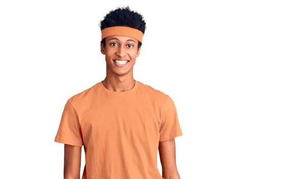 Jovem Afro Americano Vestindo Sportswear Olhar Positivo Feliz Sorrindo Com — Fotografia de Stock