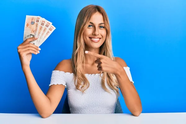 Linda Loira Jovem Segurando Reino Unido Libras Notas Sorrindo Feliz — Fotografia de Stock