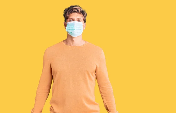 Jonge Knappe Man Met Een Medisch Masker Met Een Serieuze — Stockfoto