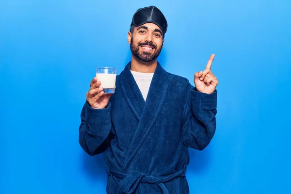 Giovane Uomo Ispanico Indossando Maschera Del Sonno Accappatoio Bere Latte — Foto Stock