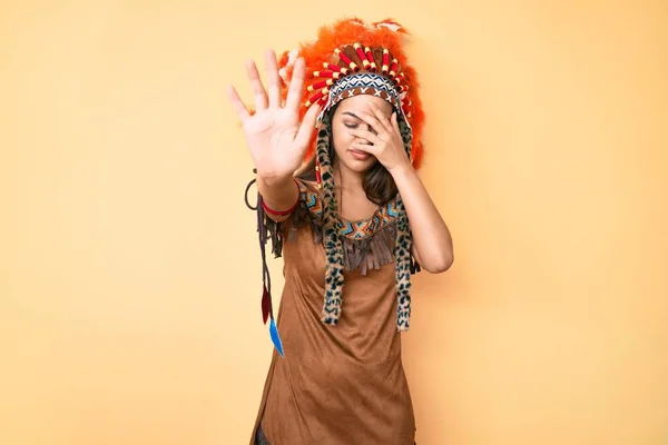 Junge Schöne Lateinische Mädchen Indischem Kostüm Bedecken Augen Mit Händen — Stockfoto