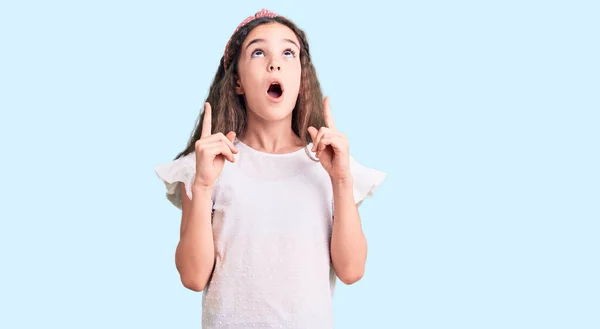 Cute Hispanic Child Girl Wearing Casual White Tshirt Amazed Surprised — Stock Photo, Image