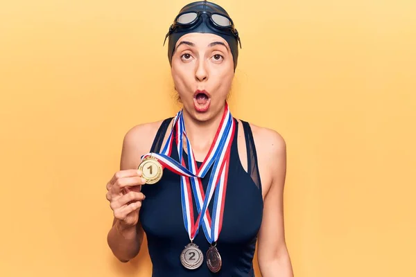 Junge Schöne Hispanische Frau Schwimmerbadebekleidung Und Siegermedaillen Verängstigt Und Erstaunt — Stockfoto