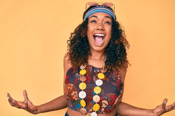 Jonge Afro Amerikaanse Vrouw Draagt Bohemien Hippie Stijl Gek Gek — Stockfoto