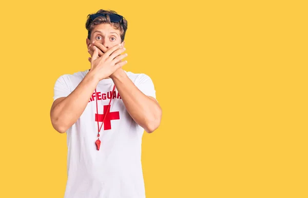 Jonge Knappe Man Draagt Badmeester Shirt Fluit Geschokt Bedekken Mond — Stockfoto