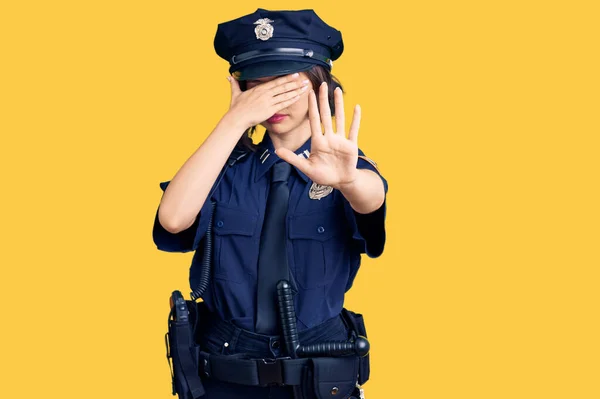 Молода Красива Дівчина Поліцейській Формі Прикриває Очі Руками Робить Стоп — стокове фото