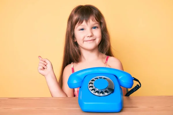 Klein Blank Kind Meisje Met Lang Haar Zitten Tafel Met — Stockfoto