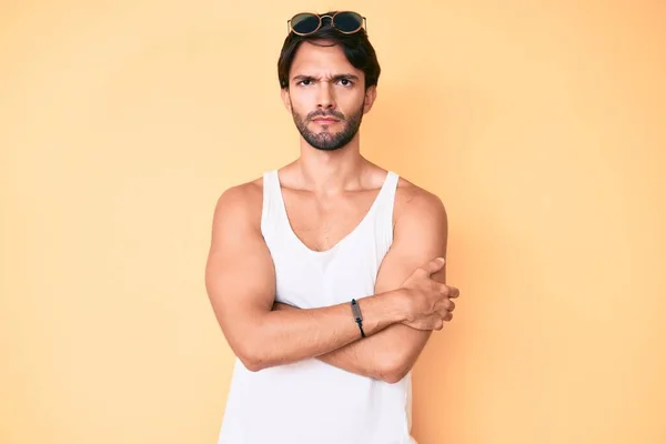 Hombre Hispano Guapo Con Mirada Veraniega Gafas Sol Escépticas Nerviosas — Foto de Stock